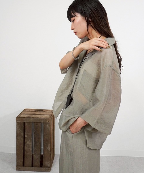 gossara(ゴサラ)の「艶シアー半袖シャツ(シャツ/ブラウス・レディース・ライトグレー/ブラウン/チャコール・FREE)」の8枚目の写真