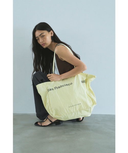 marjour（マージュール）の「BIG NYLON TOTE BAG（トートバッグ・レディース・レッド/ペールイエロー/ブルー・FREE）」の2枚目の写真