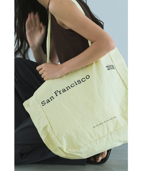 marjour（マージュール）の「BIG NYLON TOTE BAG（トートバッグ・レディース・レッド/ペールイエロー/ブルー・FREE）」の5枚目の写真