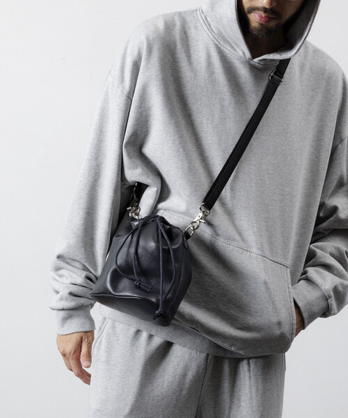 Firsthand（ファーストハンド）の「Firsthand/ファーストハンド 2WAY Leather Shoulder Bag 2 / レザー2WAY巾着ショルダーバッグ / 牛革 / 撥水レザー（ショルダーバッグ・メンズ・ブラック・ONE SIZE）」の5枚目の写真