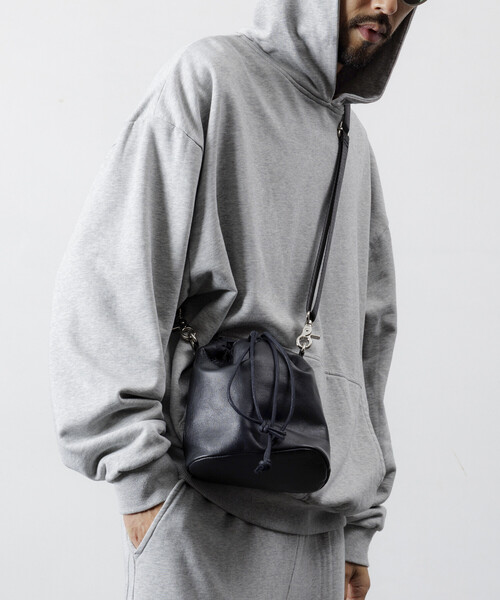 Firsthand（ファーストハンド）の「Firsthand/ファーストハンド 2WAY Leather Shoulder Bag 2 / レザー2WAY巾着ショルダーバッグ / 牛革 / 撥水レザー（ショルダーバッグ・メンズ・ブラック・ONE SIZE）」の6枚目の写真