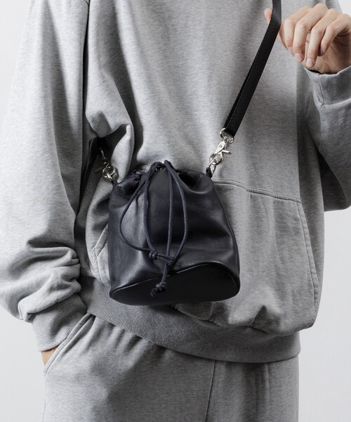 Firsthand（ファーストハンド）の「Firsthand/ファーストハンド 2WAY Leather Shoulder Bag 2 / レザー2WAY巾着ショルダーバッグ / 牛革 / 撥水レザー（ショルダーバッグ・メンズ・ブラック・ONE SIZE）」の8枚目の写真