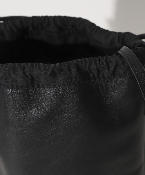 Firsthand（ファーストハンド）の「Firsthand/ファーストハンド 2WAY Leather Shoulder Bag 2 / レザー2WAY巾着ショルダーバッグ / 牛革 / 撥水レザー（ショルダーバッグ・メンズ・ブラック・ONE SIZE）」の19枚目の写真