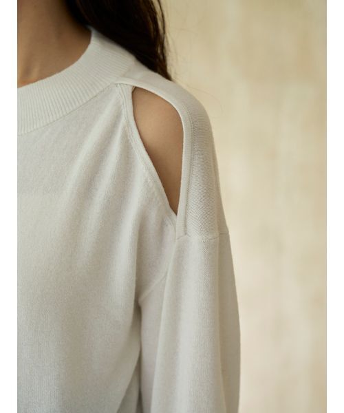 SNIDEL(スナイデル)の「コールドショルダープルオーバー(ニット/セーター・レディース・ラベンダー/ブラウン/ブラック/アイボリー・F)」の10枚目の写真