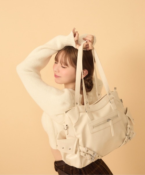 TITTY&CO.（ティティーアンドコー）の「フェイクレザーベルトデザインショルダーバッグ（ショルダーバッグ・レディース・ホワイト/アイボリー/ブラック/ワインレッド・FREE）」の6枚目の写真