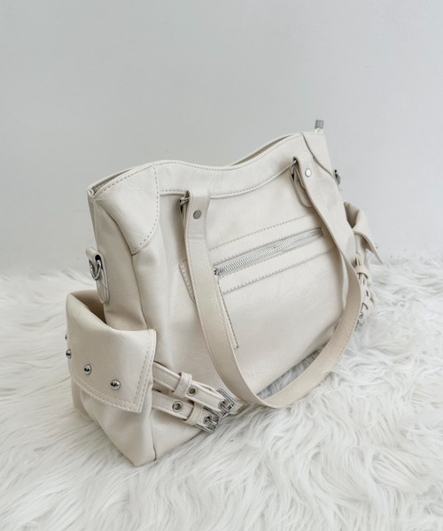 TITTY&CO.（ティティーアンドコー）の「フェイクレザーベルトデザインショルダーバッグ（ショルダーバッグ・レディース・ホワイト/アイボリー/ブラック/ワインレッド・FREE）」の13枚目の写真