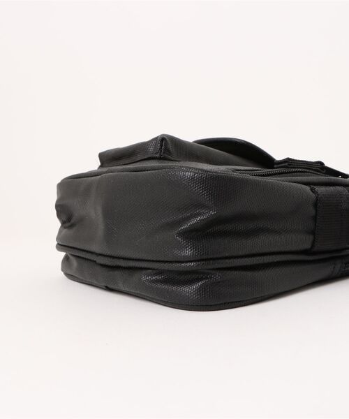 Carhartt WIP（カーハートダブリューアイピー）の「【Carhartt WIP / カーハートダブリューアイピー】DEAN ESSENTIALS BAG（ショルダーバッグ・メンズ・ブラック・FREE）」の4枚目の写真