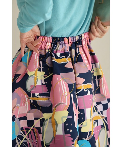 紺）アーティスティックな世界観広がるタックミディアムスカート