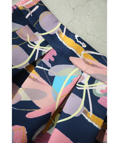 紺）アーティスティックな世界観広がるタックミディアムスカート