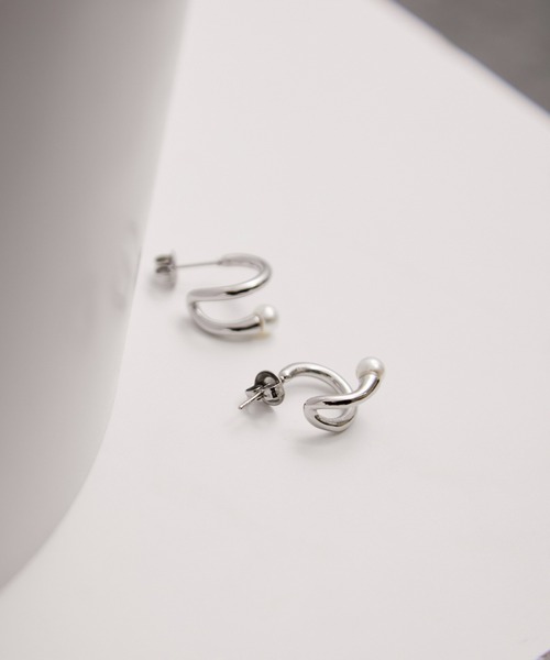 le cercle ADAM ET ROPE'(ルセルクルアダムエロペ)の「パールフープピアス(ピアス(両耳用)・レディース・ゴールド/シルバー・FREE)」の2枚目の写真