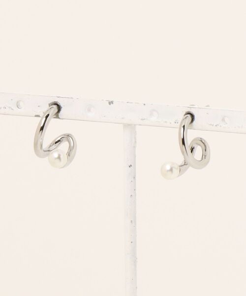 le cercle ADAM ET ROPE'(ルセルクルアダムエロペ)の「パールフープピアス(ピアス(両耳用)・レディース・ゴールド/シルバー・FREE)」の10枚目の写真