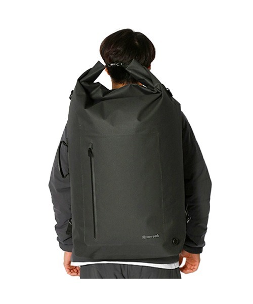 Snow Peak(スノーピーク)の「SNOW PEAK 4WAY DRY BAG L 80L / スノーピーク 4ウェイ ドライ バッグ ミディアム 80リットル / AC-21AU403(バックパック/リュック・メンズ・ブラック・FREE)」の2枚目の写真