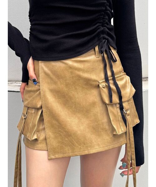 EMODA(エモダ)の「カーゴラップフェイクレザーショートパンツ(その他パンツ・レディース・ブラック/ベージュ/ブラウン・SMALL/MEDIUM)」の3枚目の写真
