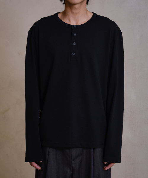 DIVEIN(ダイブイン)の「LOOSED HENLEY NECK LONG SLEEVE (BLACK)(Tシャツ/カットソー・メンズ・その他・1/2)」の1枚目の写真