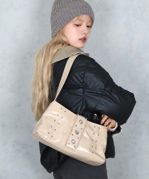 BARELY BLUE（ベアリーブルー）の「【 BARELY BLUE / ベアリーブルー 】 スタッズ ベルト デザイン バッグ（ハンドバッグ・レディース・ベージュ/ブラック・FREE）」の2枚目の写真