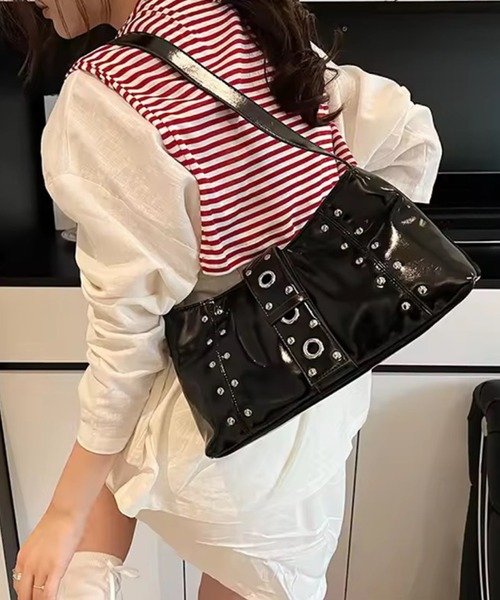 BARELY BLUE（ベアリーブルー）の「【 BARELY BLUE / ベアリーブルー 】 スタッズ ベルト デザイン バッグ（ハンドバッグ・レディース・ベージュ/ブラック・FREE）」の7枚目の写真