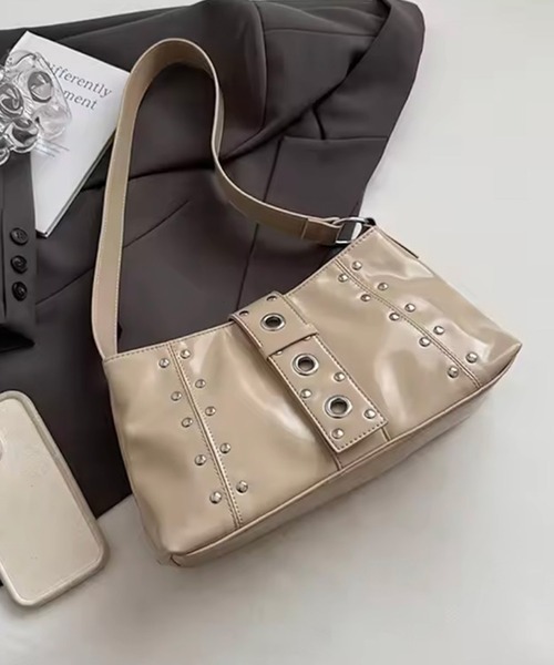 BARELY BLUE（ベアリーブルー）の「【 BARELY BLUE / ベアリーブルー 】 スタッズ ベルト デザイン バッグ（ハンドバッグ・レディース・ベージュ/ブラック・FREE）」の9枚目の写真