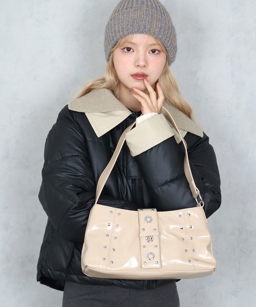 BARELY BLUE（ベアリーブルー）の「【 BARELY BLUE / ベアリーブルー 】 スタッズ ベルト デザイン バッグ（ハンドバッグ・レディース・ベージュ/ブラック・FREE）」の4枚目の写真