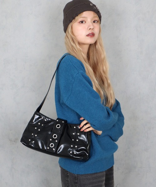 BARELY BLUE（ベアリーブルー）の「【 BARELY BLUE / ベアリーブルー 】 スタッズ ベルト デザイン バッグ（ハンドバッグ・レディース・ベージュ/ブラック・FREE）」の5枚目の写真