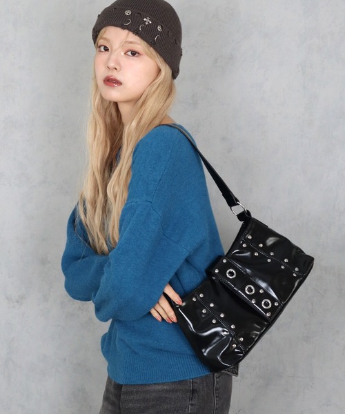 BARELY BLUE（ベアリーブルー）の「【 BARELY BLUE / ベアリーブルー 】 スタッズ ベルト デザイン バッグ（ハンドバッグ・レディース・ベージュ/ブラック・FREE）」の6枚目の写真