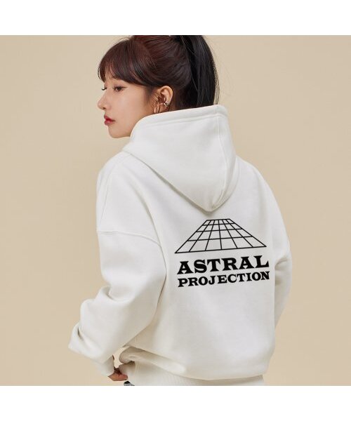 ASTRAL PROJECTION(アストラルプロジェクション)の「シグニチャーロゴオーバーサイズワイドショルダーフードパーカー_ホワイト(パーカー・メンズ・その他・LARGE/MEDIUM/X-LARGE/XX-LARGE)」の3枚目の写真