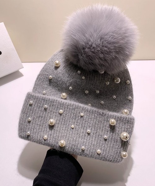 Sibra（シブラ）の「パールビジュー付きぽんぽんニットキャップ（ニットキャップ/ビーニー・レディース・グレー/ホワイト/ベージュ・F）」の4枚目の写真