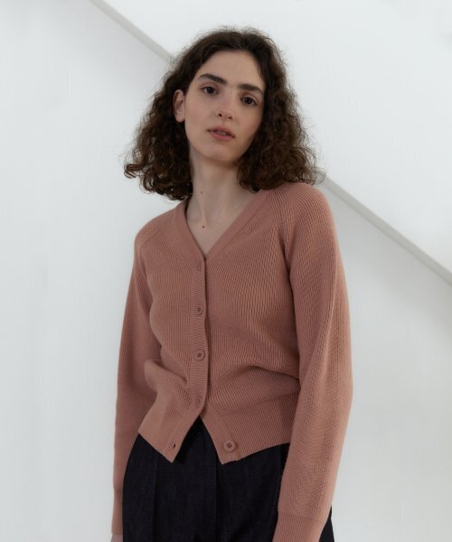 38COMEONCOMMON(38カモンコモン)の「21S V-NECK LINE RIBBED CARDIGAN (FLAMINGO)(カーディガン/ボレロ・レディース・その他・FREE)」の2枚目の写真