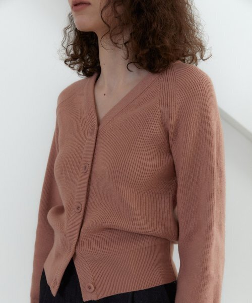 38COMEONCOMMON(38カモンコモン)の「21S V-NECK LINE RIBBED CARDIGAN (FLAMINGO)(カーディガン/ボレロ・レディース・その他・FREE)」の4枚目の写真