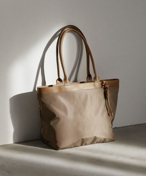 green label relaxing（グリーンレーベルリラクシング）の「チャームツキ ロングハンドル トートバッグ はっ水（トートバッグ・レディース・ブラック/モカ/ネイビー・FREE）」の3枚目の写真