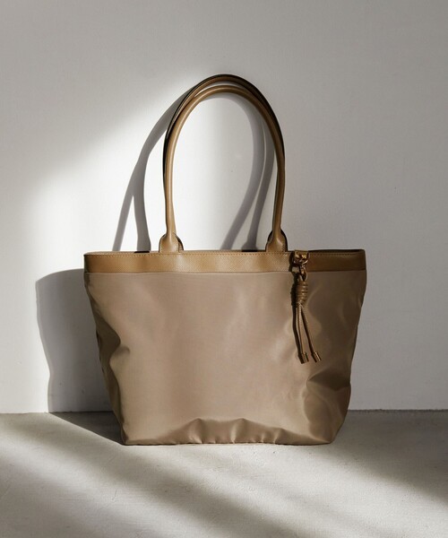 green label relaxing（グリーンレーベルリラクシング）の「チャームツキ ロングハンドル トートバッグ はっ水（トートバッグ・レディース・ブラック/モカ/ネイビー・FREE）」の4枚目の写真