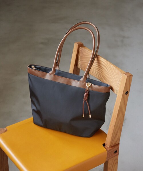 green label relaxing（グリーンレーベルリラクシング）の「チャームツキ ロングハンドル トートバッグ はっ水（トートバッグ・レディース・ブラック/モカ/ネイビー・FREE）」の5枚目の写真