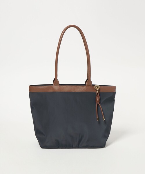 green label relaxing（グリーンレーベルリラクシング）の「チャームツキ ロングハンドル トートバッグ はっ水（トートバッグ・レディース・ブラック/モカ/ネイビー・FREE）」の6枚目の写真