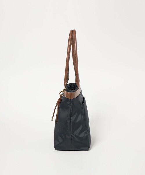 green label relaxing（グリーンレーベルリラクシング）の「チャームツキ ロングハンドル トートバッグ はっ水（トートバッグ・レディース・ブラック/モカ/ネイビー・FREE）」の7枚目の写真