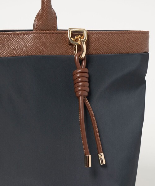 green label relaxing（グリーンレーベルリラクシング）の「チャームツキ ロングハンドル トートバッグ はっ水（トートバッグ・レディース・ブラック/モカ/ネイビー・FREE）」の16枚目の写真
