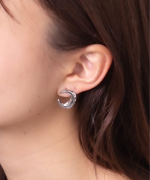TONE SELECT GOODS(トーンセレクトグッズ)の「【Peony/ピオニー】/三日月モチーフ メタルピアス(ピアス(両耳用)・レディース・シルバー/ゴールド・FREE)」の4枚目の写真