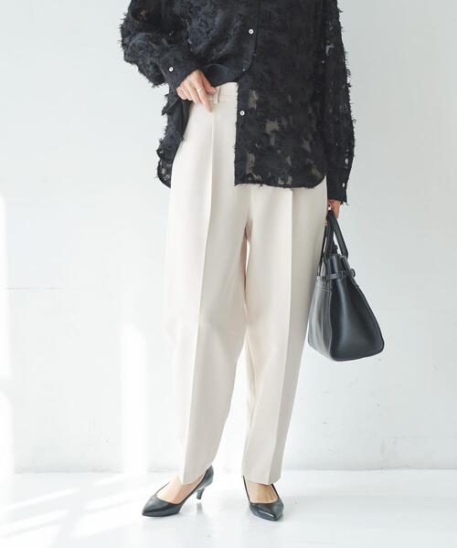 URBAN RESEARCH（アーバンリサーチ）の「『3サイズ展開』タックテーパードパンツ（その他パンツ・レディース・ネイビー/ベージュ/ブラック・36/38/40）」の3枚目の写真