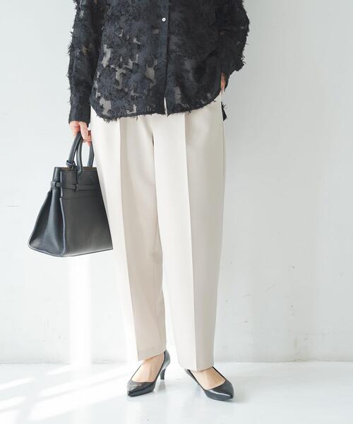 URBAN RESEARCH（アーバンリサーチ）の「『3サイズ展開』タックテーパードパンツ（その他パンツ・レディース・ネイビー/ベージュ/ブラック・36/38/40）」の4枚目の写真