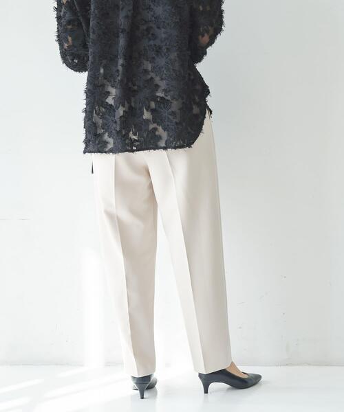 URBAN RESEARCH（アーバンリサーチ）の「『3サイズ展開』タックテーパードパンツ（その他パンツ・レディース・ネイビー/ベージュ/ブラック・36/38/40）」の7枚目の写真