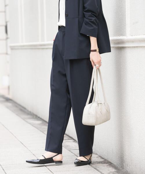 URBAN RESEARCH（アーバンリサーチ）の「『3サイズ展開』タックテーパードパンツ（その他パンツ・レディース・ネイビー/ベージュ/ブラック・36/38/40）」の21枚目の写真