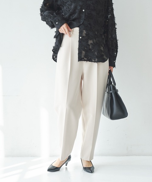 URBAN RESEARCH（アーバンリサーチ）の「タックテーパードパンツ（その他パンツ・レディース・ネイビー/ベージュ/ブラック・36/38/40）」の3枚目の写真