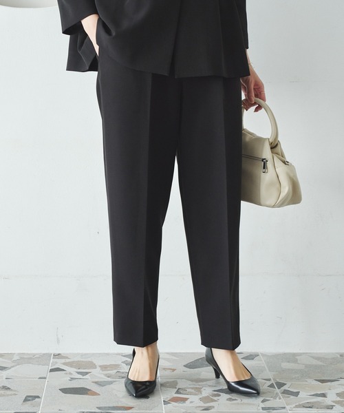 URBAN RESEARCH（アーバンリサーチ）の「タックテーパードパンツ（その他パンツ・レディース・ネイビー/ベージュ/ブラック・36/38/40）」の4枚目の写真