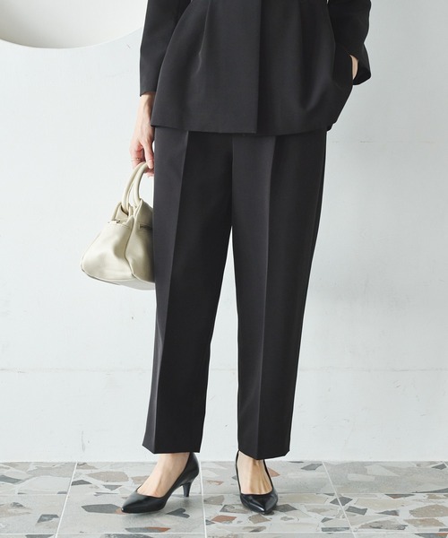 URBAN RESEARCH（アーバンリサーチ）の「タックテーパードパンツ（その他パンツ・レディース・ネイビー/ベージュ/ブラック・36/38/40）」の5枚目の写真
