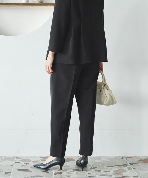 URBAN RESEARCH（アーバンリサーチ）の「タックテーパードパンツ（その他パンツ・レディース・ネイビー/ベージュ/ブラック・36/38/40）」の7枚目の写真