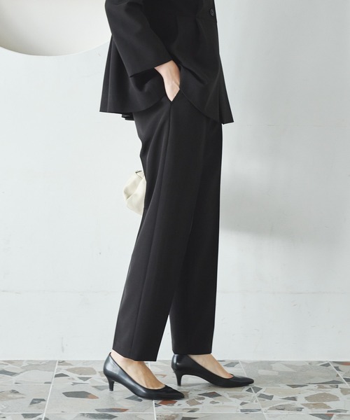 URBAN RESEARCH（アーバンリサーチ）の「タックテーパードパンツ（その他パンツ・レディース・ネイビー/ベージュ/ブラック・36/38/40）」の8枚目の写真