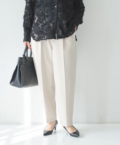 URBAN RESEARCH（アーバンリサーチ）の「タックテーパードパンツ（その他パンツ・レディース・ネイビー/ベージュ/ブラック・36/38/40）」の11枚目の写真