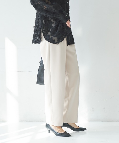 URBAN RESEARCH（アーバンリサーチ）の「タックテーパードパンツ（その他パンツ・レディース・ネイビー/ベージュ/ブラック・36/38/40）」の15枚目の写真