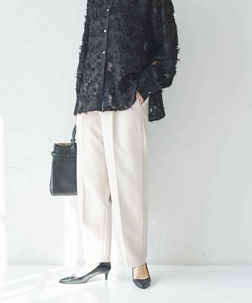 URBAN RESEARCH（アーバンリサーチ）の「タックテーパードパンツ（その他パンツ・レディース・ネイビー/ベージュ/ブラック・36/38/40）」の16枚目の写真