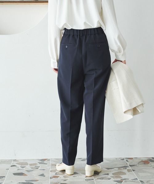 URBAN RESEARCH（アーバンリサーチ）の「タックテーパードパンツ（その他パンツ・レディース・ネイビー/ベージュ/ブラック・36/38/40）」の21枚目の写真