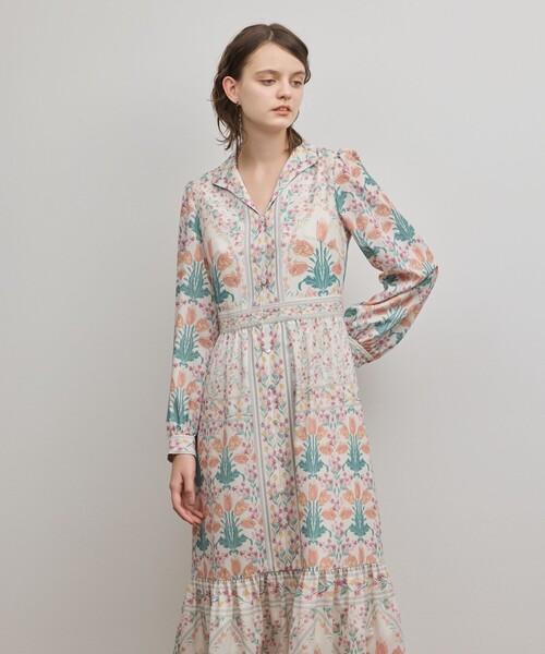 GRACE CONTINENTAL（グレースコンチネンタル）の「フラワーパターンプリントワンピース（ワンピース・レディース・ブラック/キナリ・34/36/38）」の2枚目の写真