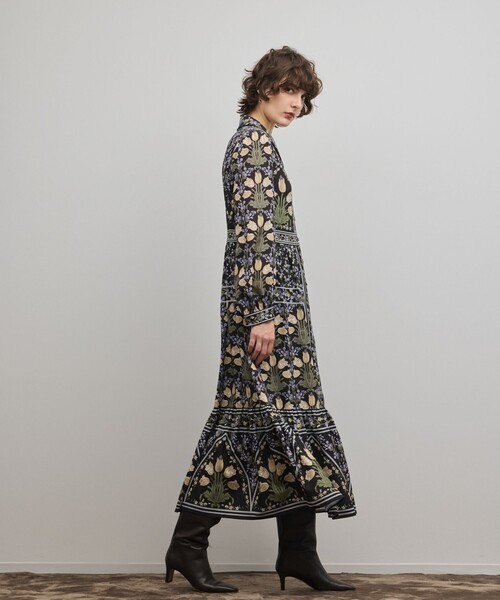 GRACE CONTINENTAL（グレースコンチネンタル）の「フラワーパターンプリントワンピース（ワンピース・レディース・ブラック/キナリ・34/36/38）」の14枚目の写真